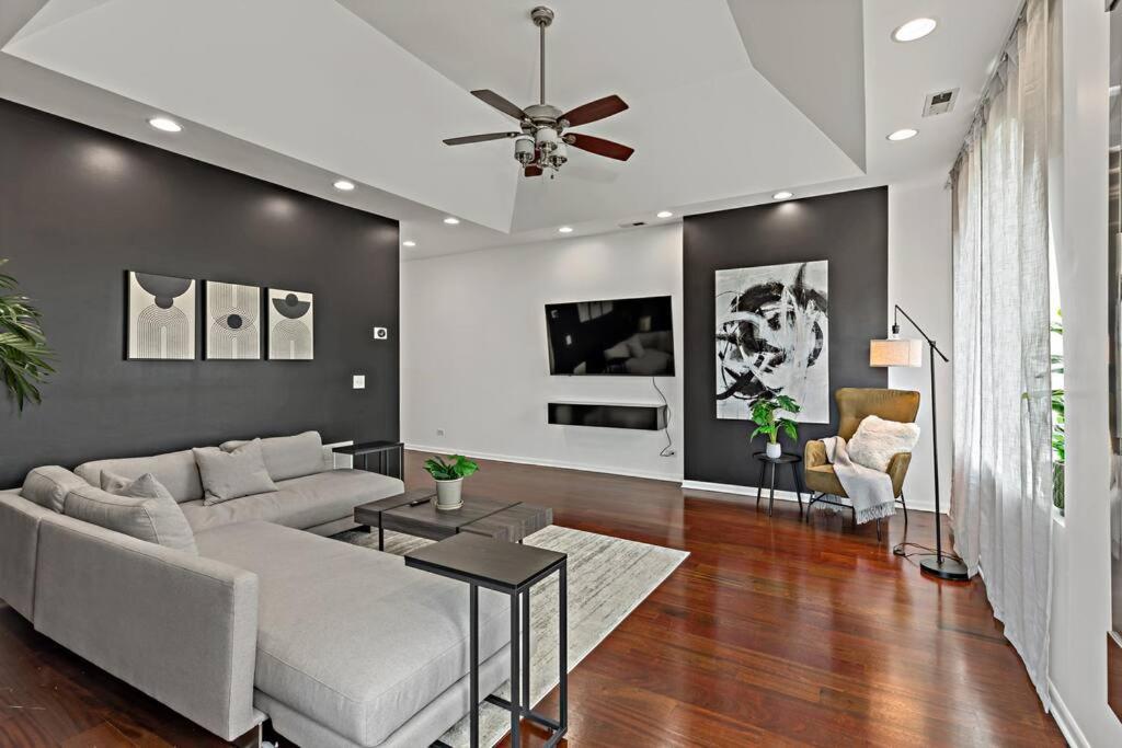 The Penthouse, Lux Stay Near Downtown, Uofc & Lake Чикаго Экстерьер фото